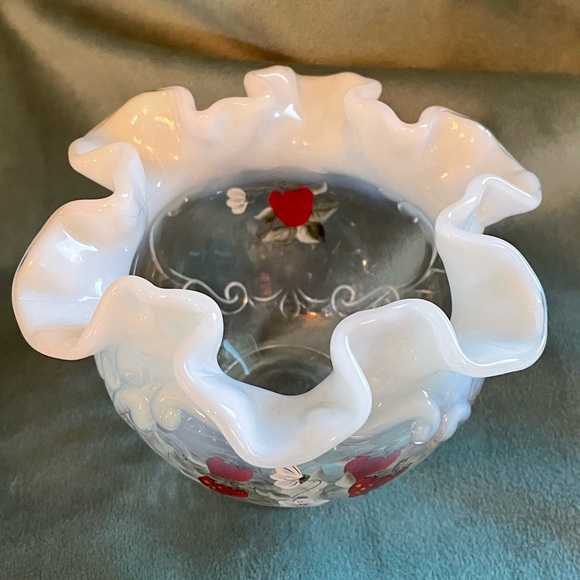 Vintage Fenton Hand Painted Strawberries Ruffled Small Vase - Picture 4 of 6